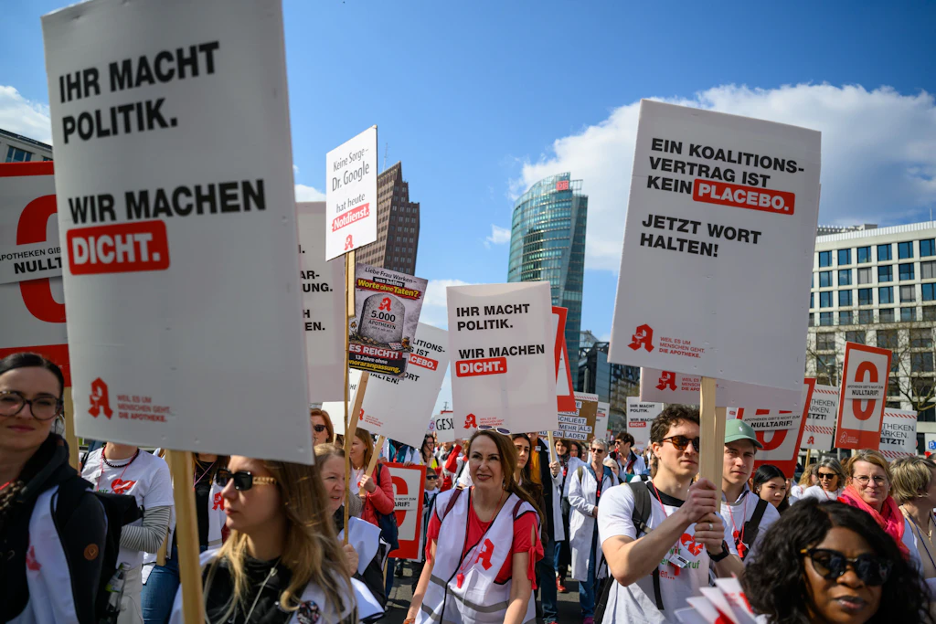 Tausende Apotheker demonstrieren in Berlin für höhere Honorare.