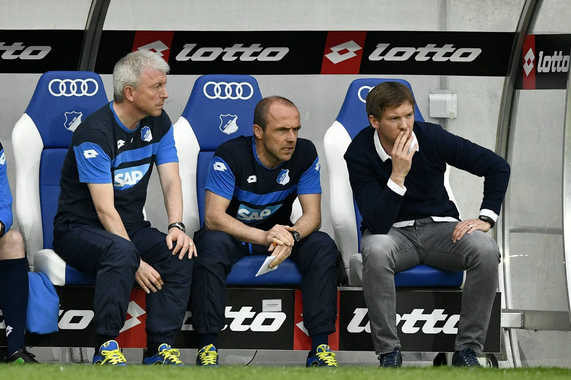 Julian Nagelsmann als Trainer von TSG 1899 Hoffenheim (r.) mit seinen Co-Trainern Alfred Schreuder (Mitte) und Armin Reutershahn (l.).