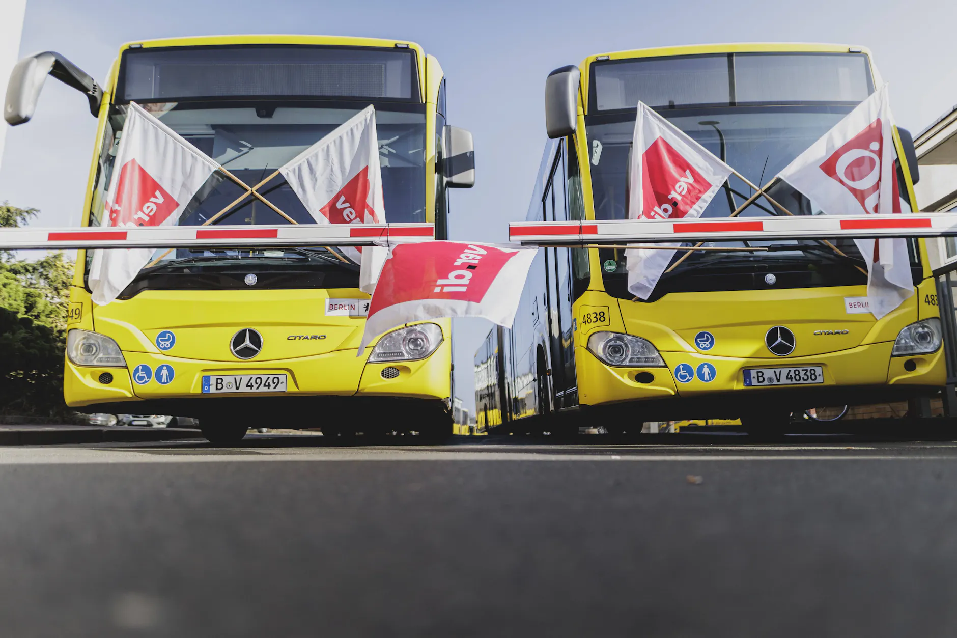 Ein Bild, das Berliner Dahrgäste fürchten: Busse der BVG mit Verdi-Fahnen stehen im Betriebshof, weil wieder gestreikt wird.