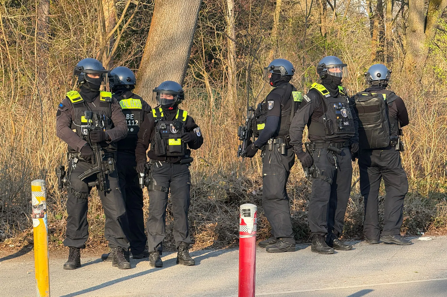 Schwerbewaffnete Polizisten am Volkspark Hasenheide in Neukölln.