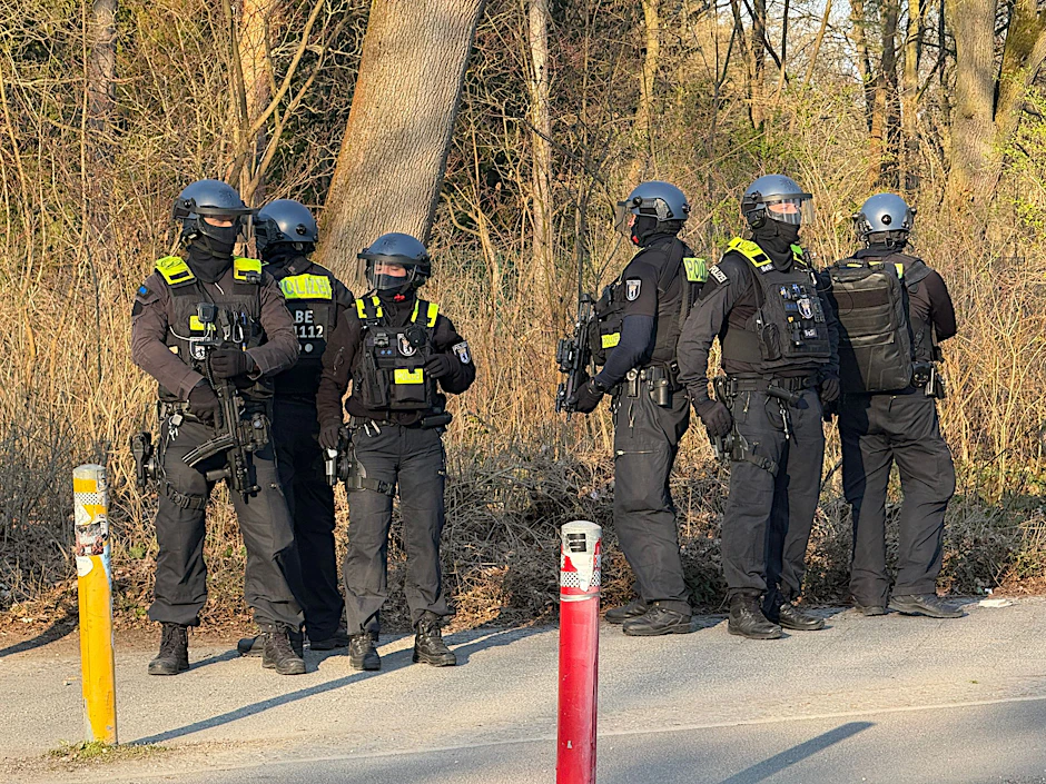 Schwerbewaffnete Polizisten am Volkspark Hasenheide in Neukölln.