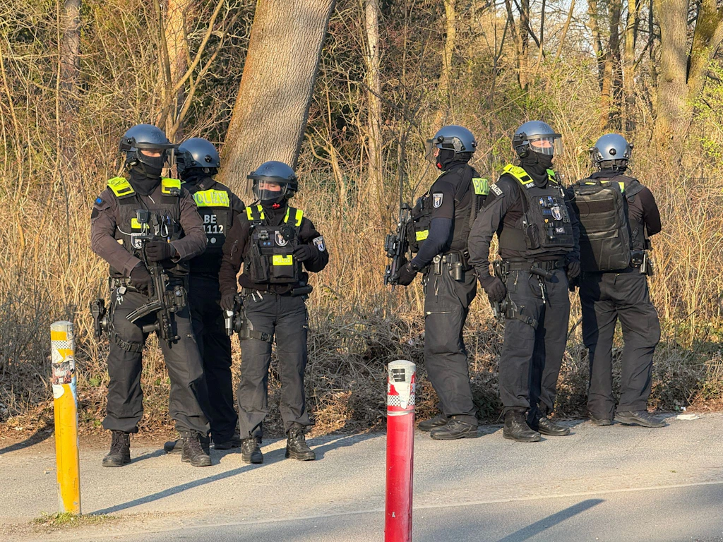Schwerbewaffnete Polizisten am Volkspark Hasenheide in Neukölln.