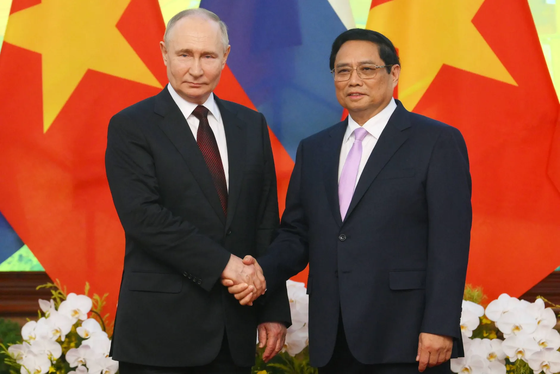 Der russische Präsident Vladimir Putin und der vietnamesische Premierminister Pham Minh Chinh in Hanoi, Vietnam