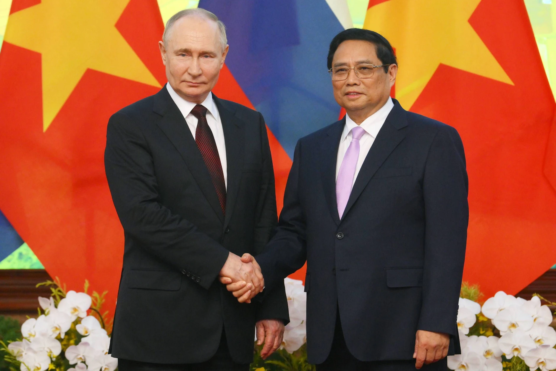 Der russische Präsident Vladimir Putin und der vietnamesische Premierminister Pham Minh Chinh in Hanoi, Vietnam