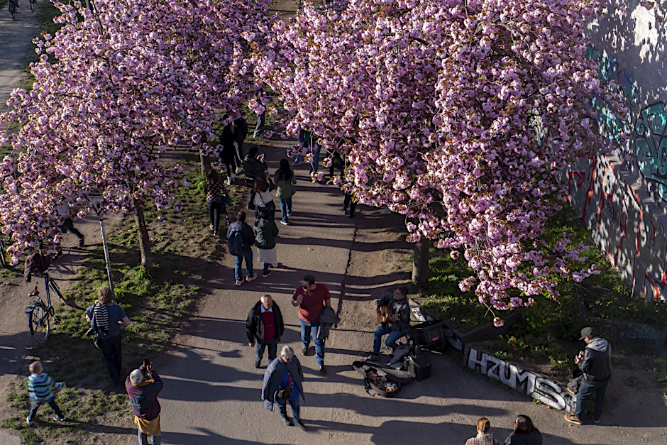 Zeit, die dicken Jacken im Schrank zu verstauen: Mit dem Frühling kehrt auch die persönliche Note in die Berliner Straßenlooks zurück.