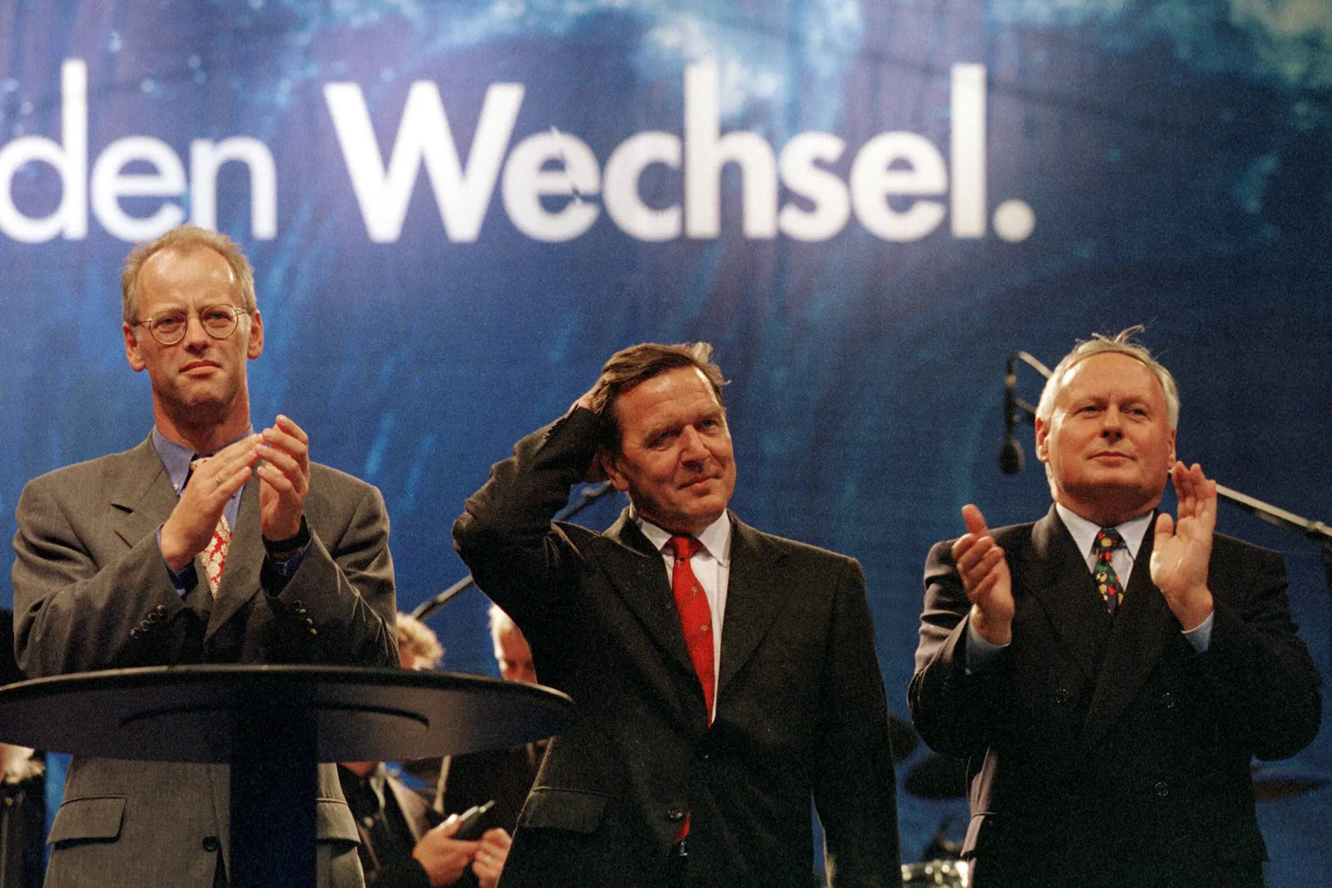 Rudolf Scharping (l.), Gerhard Schröder (Mitte) und Oskar Lafontaine (r.) beim Wahlkampfauftakt der SPD am 3. Juni 1998 in Bonn.