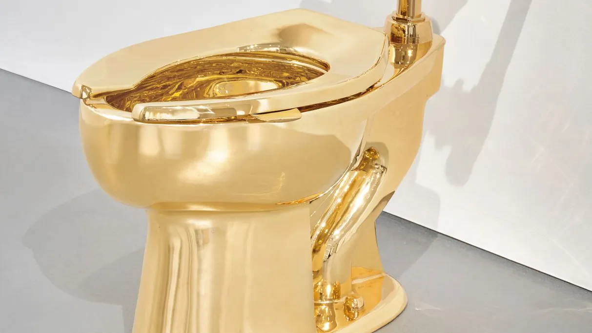 Ein goldenes Klo des italienischen Künstlers Maurizio Cattelan.