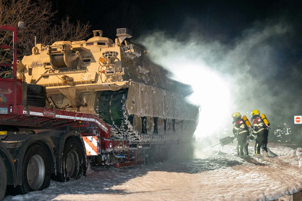 A4 bei Hainichen: Lkw mit US-Panzer fängt Feuer