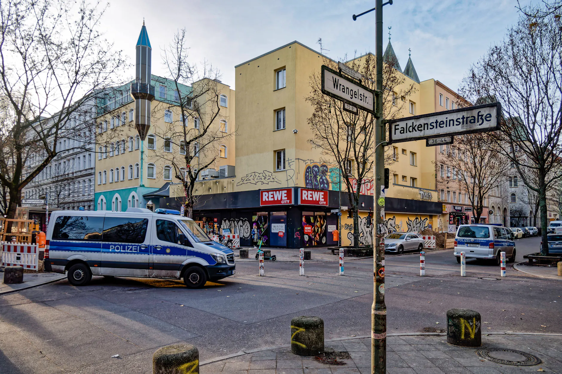 Jetzt gibt’s das Gras auch hier: Der Drogenverkauf hat sich in die Nachbarschaft des Görlitzer Parks verlagert. (Symbolbild)