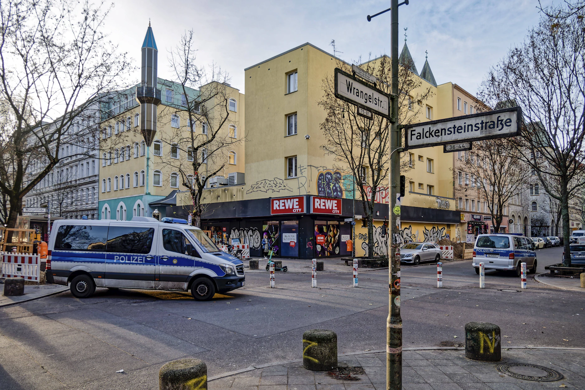 Jetzt gibt’s das Gras auch hier: Der Drogenverkauf hat sich in die Nachbarschaft des Görlitzer Parks verlagert. (Symbolbild)