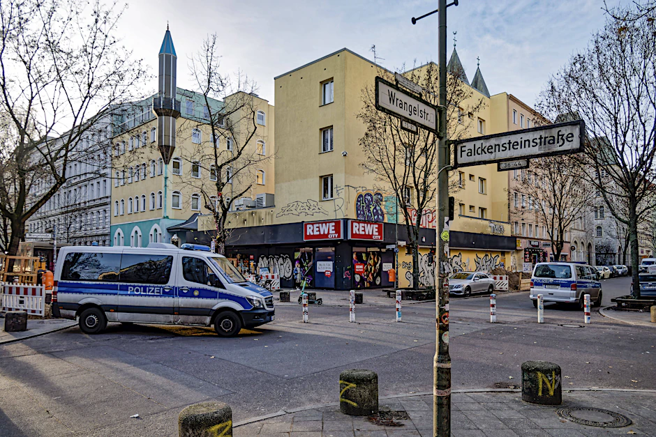 Polizei im Wrangelkiez: Besonders in den sogenannten Problemvierteln zeigt die Polizei Präsenz.