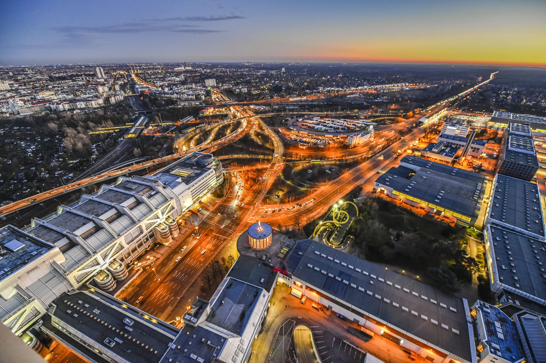 Ein Spaghettiknoten aus Beton, der in die Jahre gekommen ist: Am Autobahndreieck Funkturm treffen die Avus (A115) und der Stadtring (A100) aufeinander.