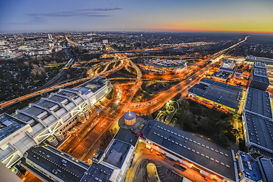 Ein Spaghettiknoten aus Beton, der in die Jahre gekommen ist: Am Autobahndreieck Funkturm treffen die Avus (A115) und der Stadtring (A100) aufeinander.