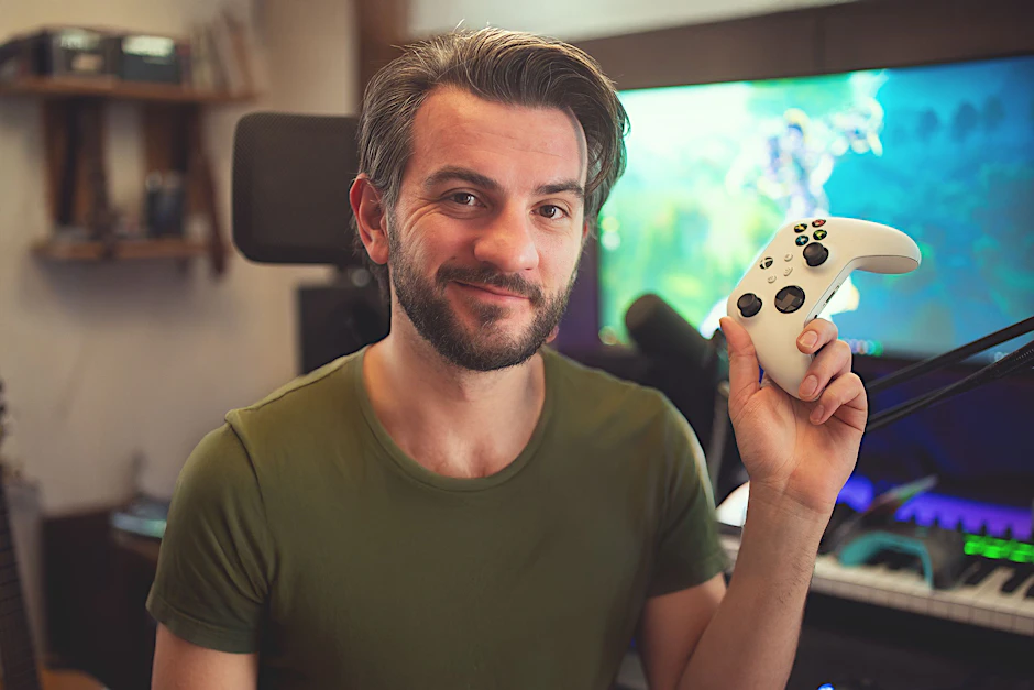 Game Designer Alexander Lorenz an seinem Arbeitsplatz in Bernburg. Mit seinem Team entwickelt er Ashgard: Infinity Mask.