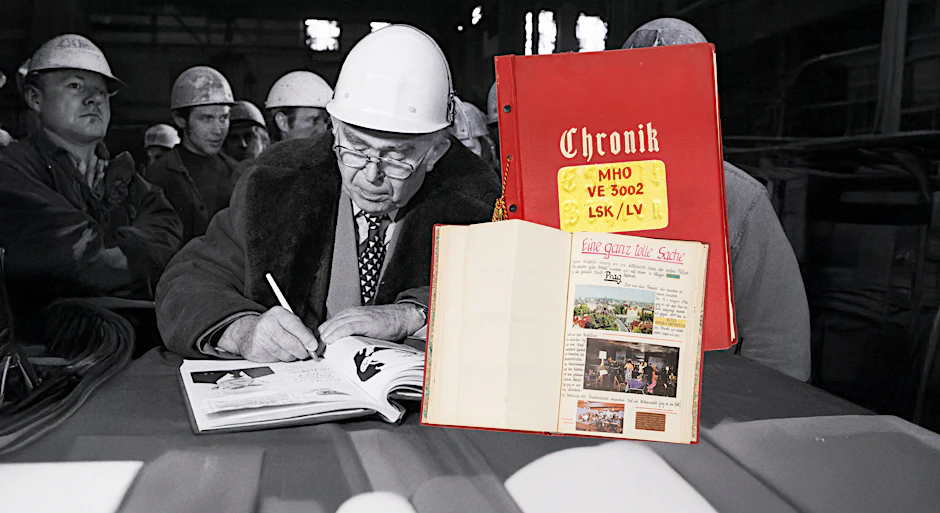 Erich Mückenberger, SED-Politbüromitglied, trägt sich bei einem Besuch des Schwermaschinenbau-Kombinats Ernst Thälmann in Magdeburg in ein Brigadetagebuch ein. Viele der Bücher aus der DDR-Zeit schlummern heute im DDR-Museum Berlin.