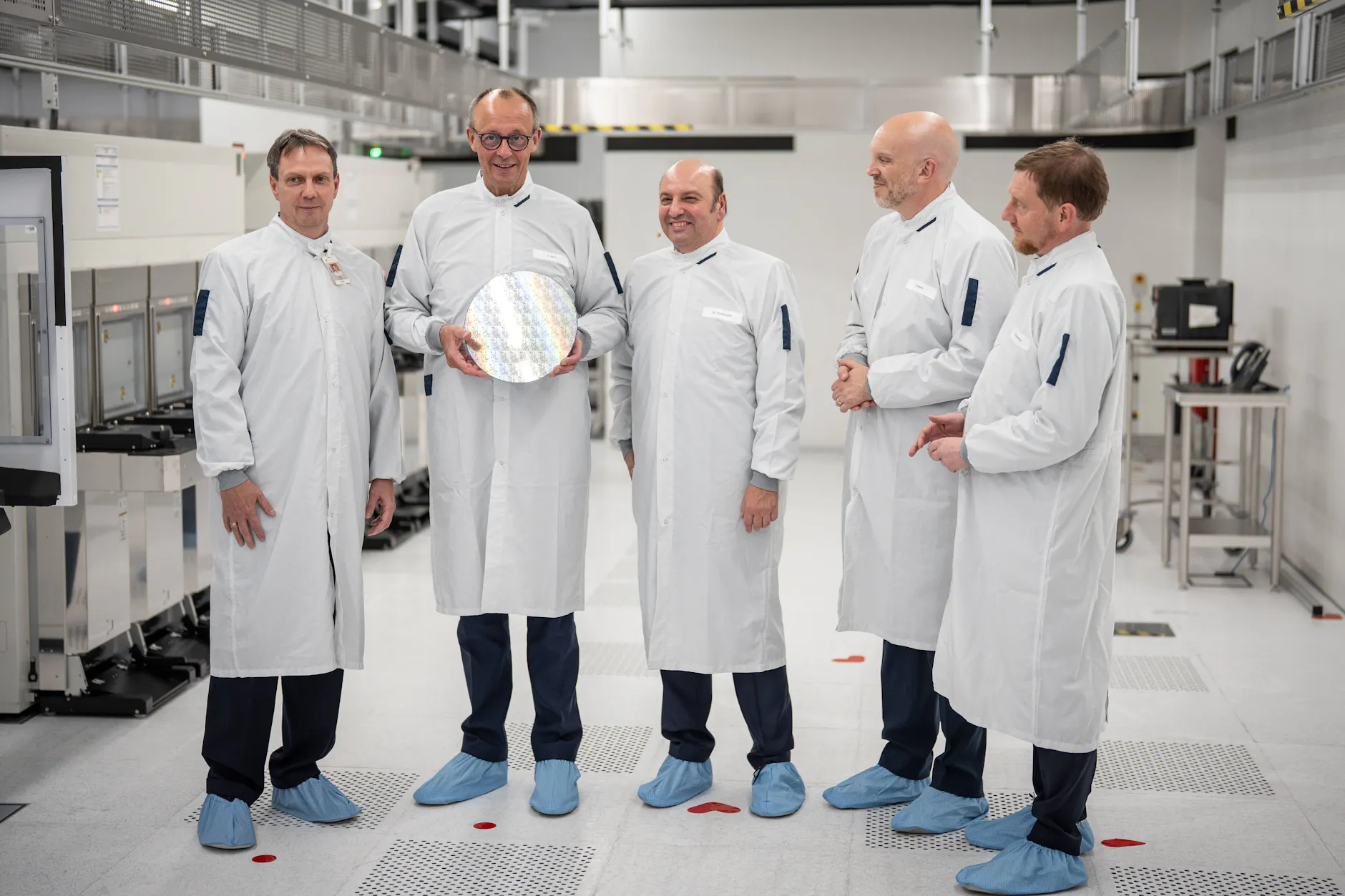 Kanzler Merz zu Gast bei Silicon Saxony: Setzt der Iran-Krieg Deutschlands Chip-Träume in Brand?