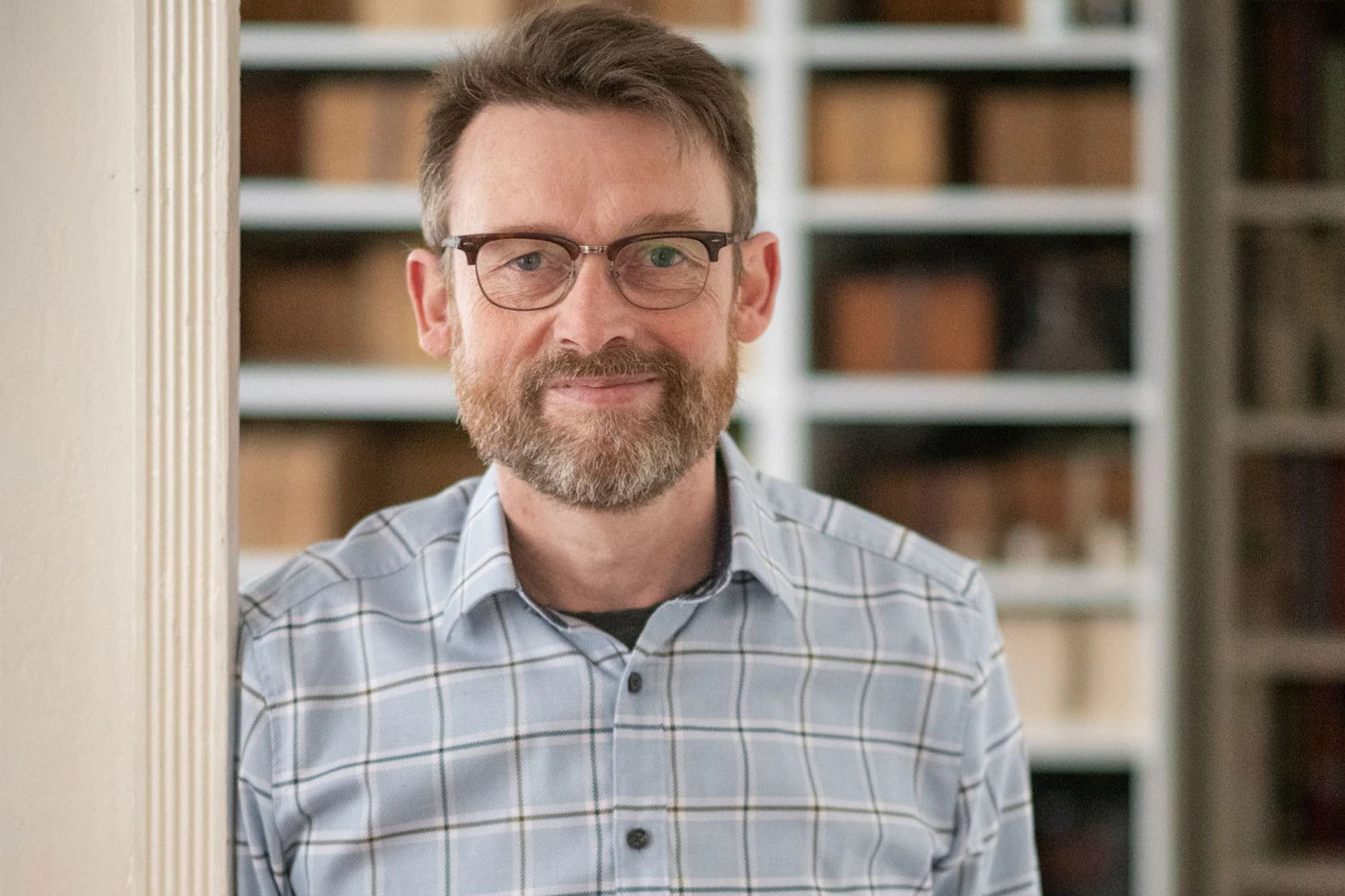 Der Schriftsteller Christoph Peters in seiner Wohnung in Berlin