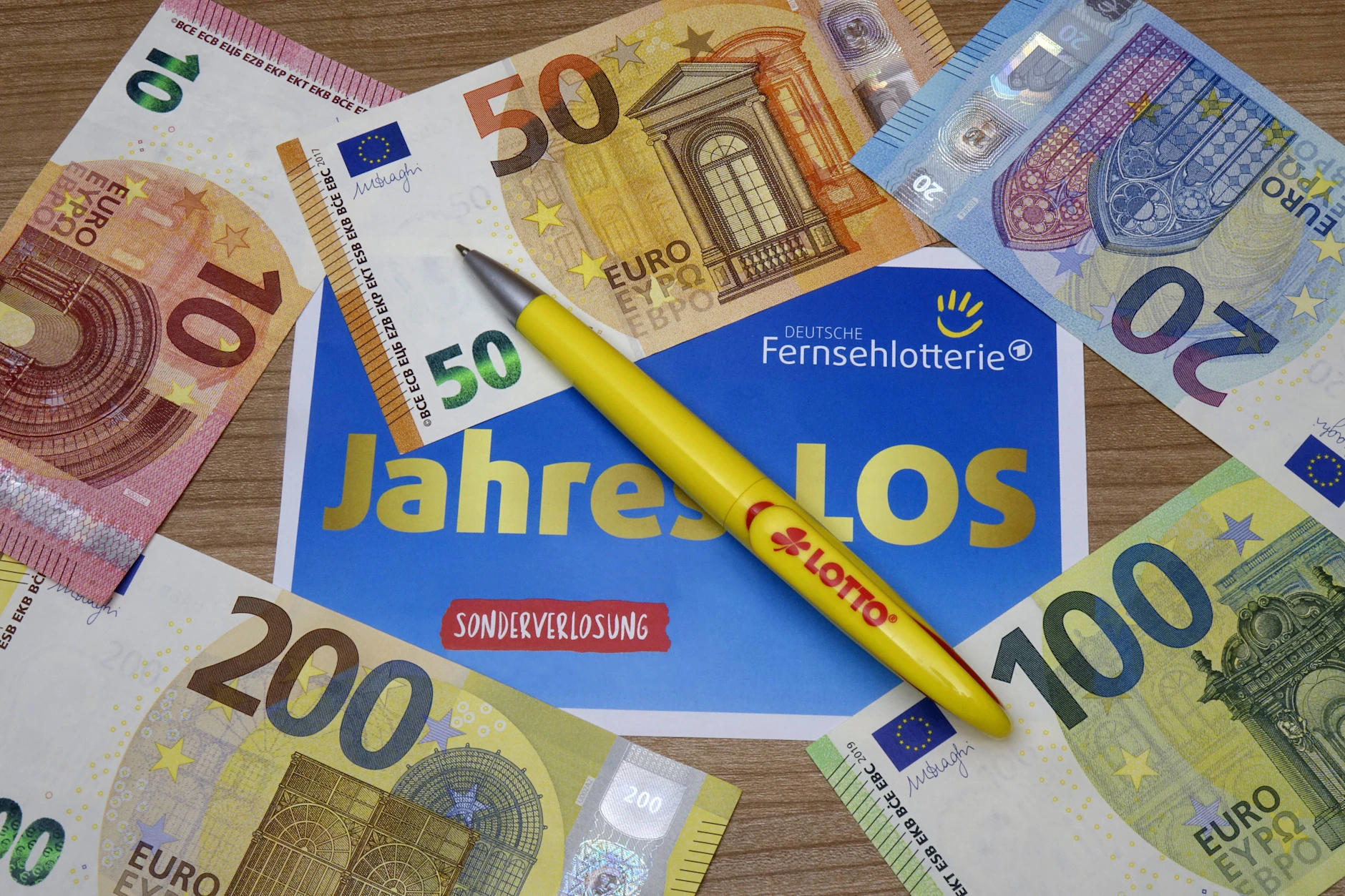 Eine 90 Jahre alte Frau aus Berlin hat mit einem Mega-Los 1,5 Millionen Euro gewonnen.