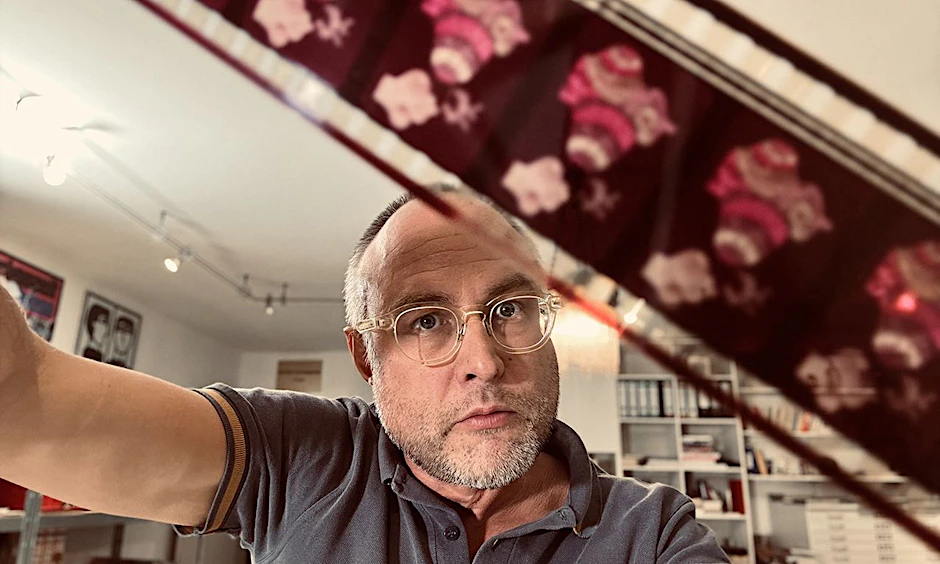 Handarbeit: Konrad Hirsch begutachtet analoge Filmmaterialien im Archiv von Schamoni Film.