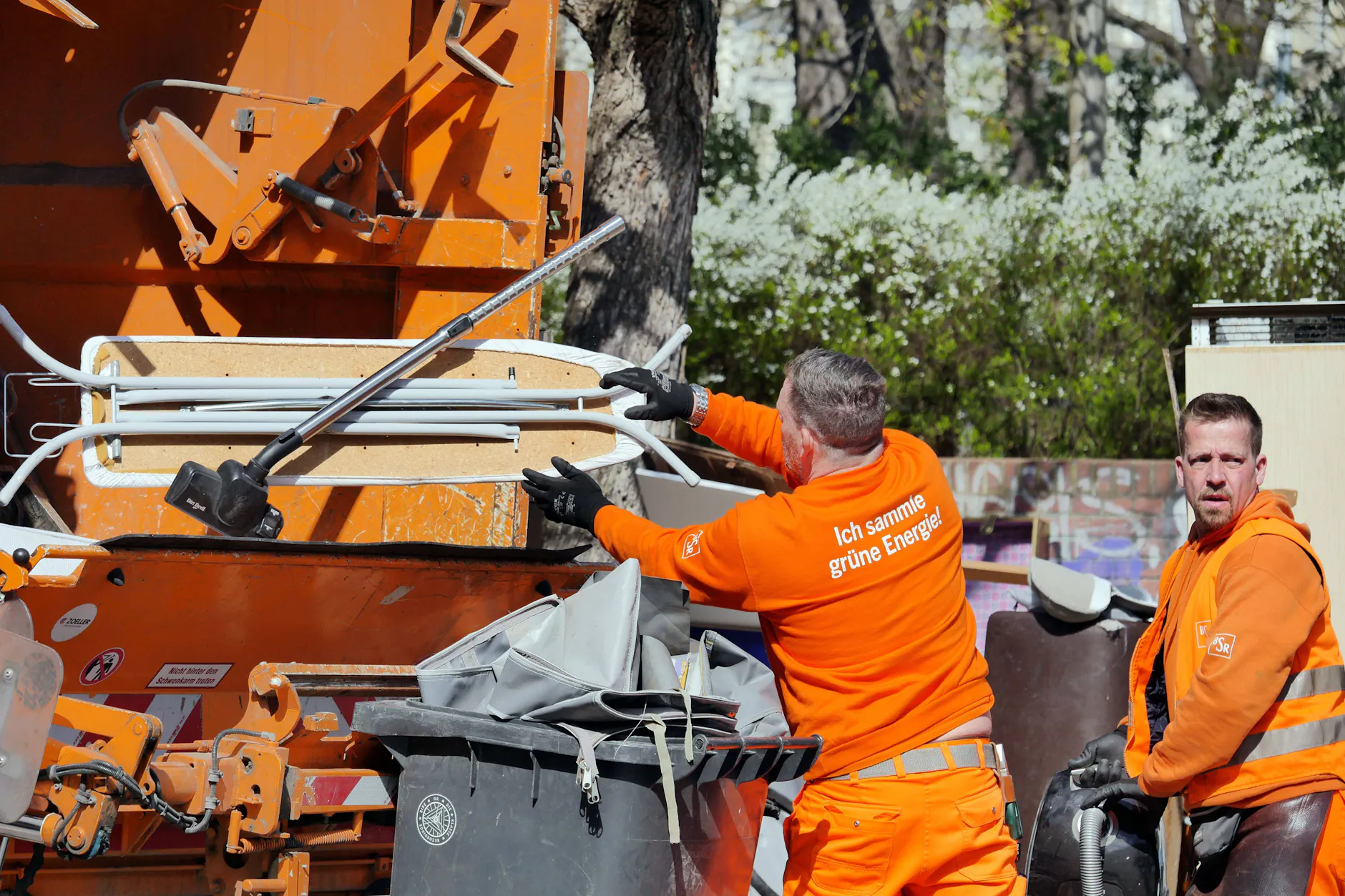 Müllwerker der BSR verdienen zum Einstieg rund Euro im Monat.