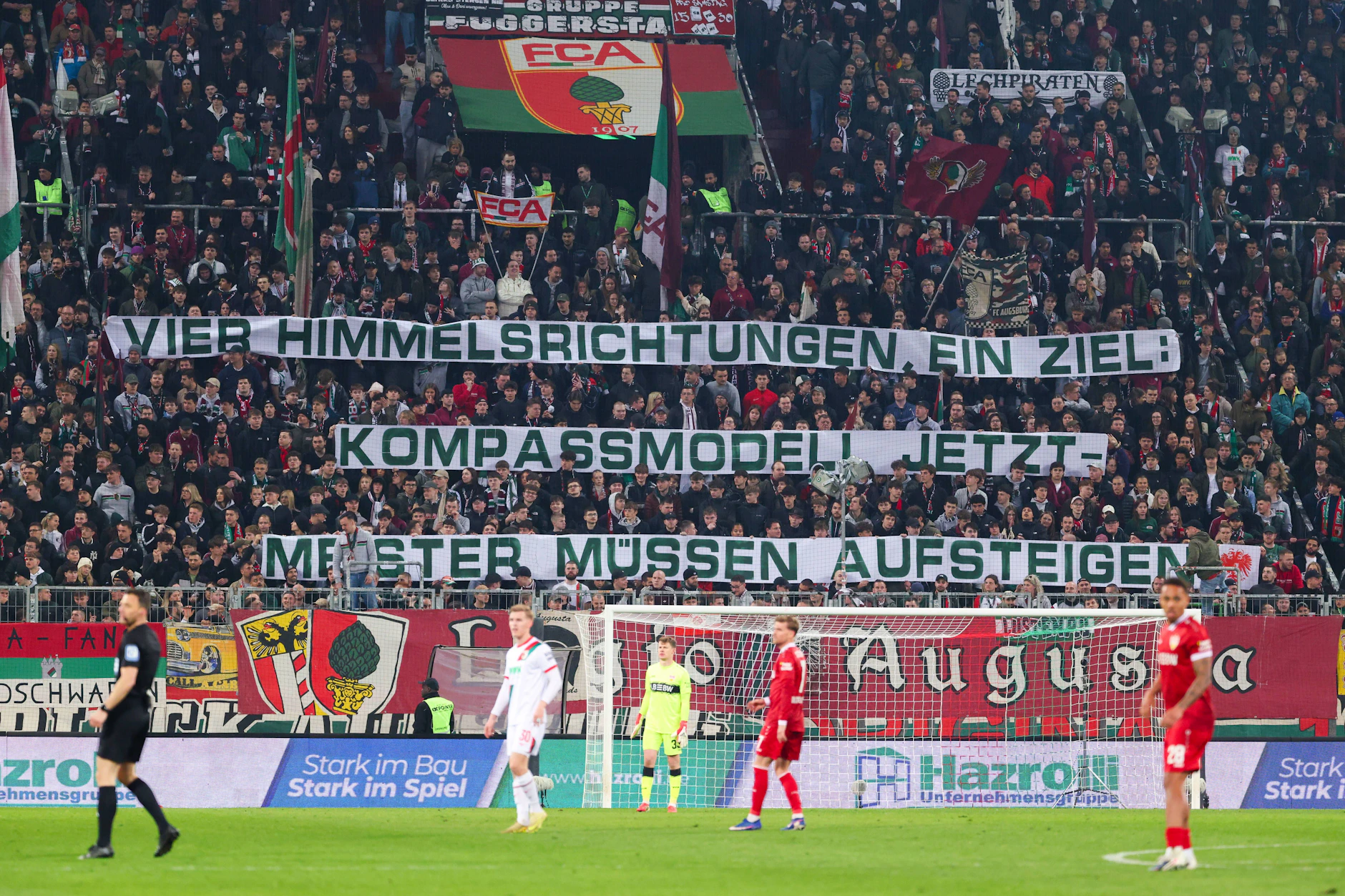 Nach den Bayern-Anhängern zogen die Fans des FC Augsburg mit ihrer Botschaft an den DFB und die Landesverbände deutlich nach.