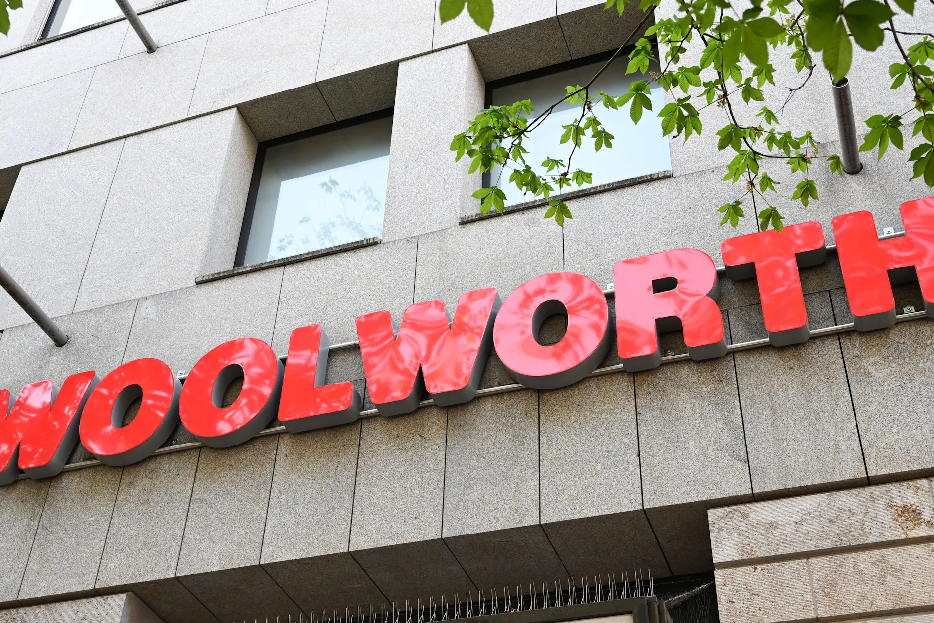 Ketten wie Action, Tedi, Woolworth expandieren stark, weil sie große Flächen günstig mit standardisierten Konzepten übernehmen können.