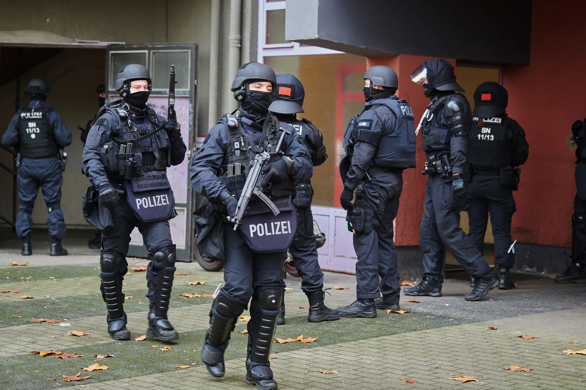 In Berlin läuft derzeit eine Razzia an 15 Orten, es geht um den Stromausfall in Johannisthal im Herbst 2025. (Symbolfoto)