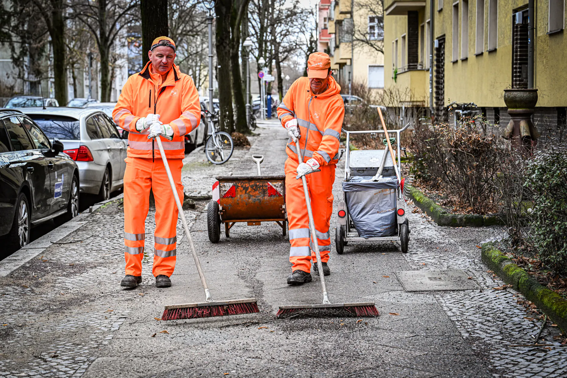 Straßenkehrer, Müllwerker, Kraftfahrer – wie viel sie verdienen und welche Zulagen sie bekommen.