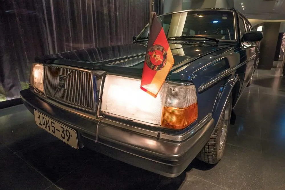 Im Jahr 2010 wurde der Volvo von Günter Mittag ins DDR Museum Berlin gebracht. Für die Macher der Ausstellung war es Millimeterarbeit.