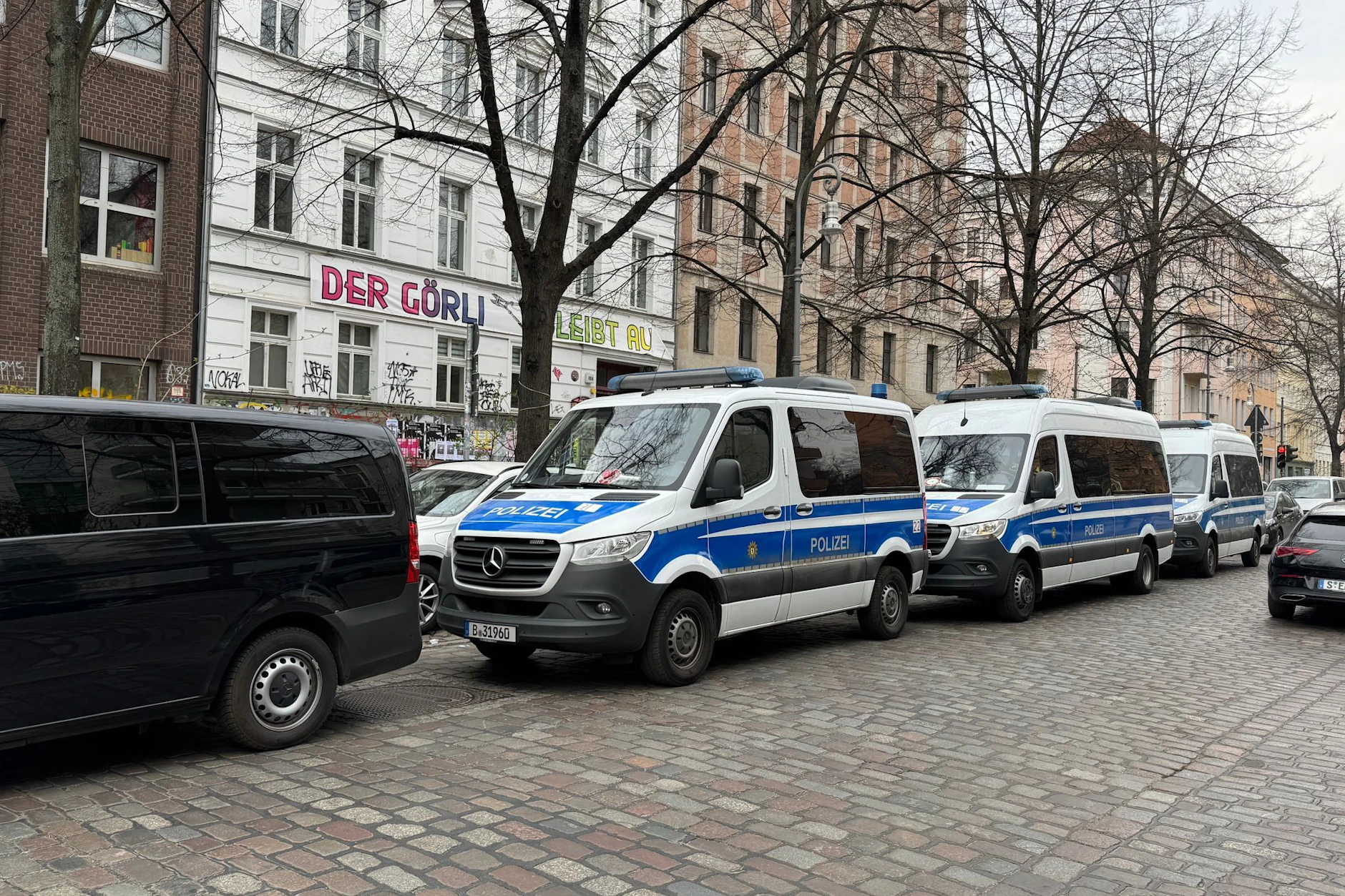 Durchsuchungen bei Mitgliedern der linksextremistischen Szene nach dem Anschlag auf einen Strommasten in Berlin-Johannisthal.