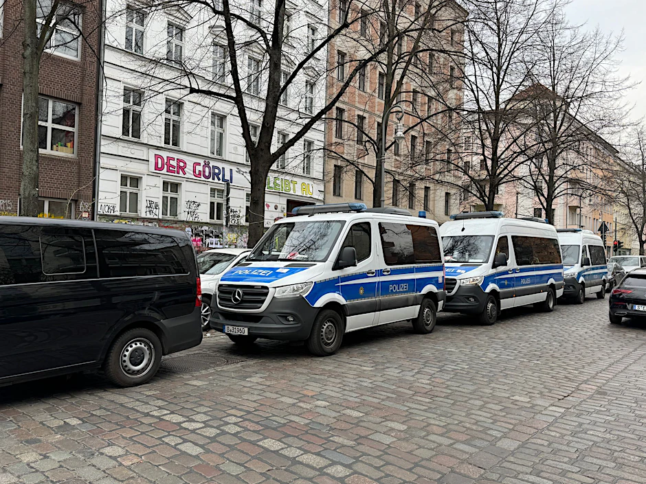 Durchsuchungen bei Mitgliedern der linksextremistischen Szene nach dem Anschlag auf einen Strommasten in Berlin-Johannisthal.
