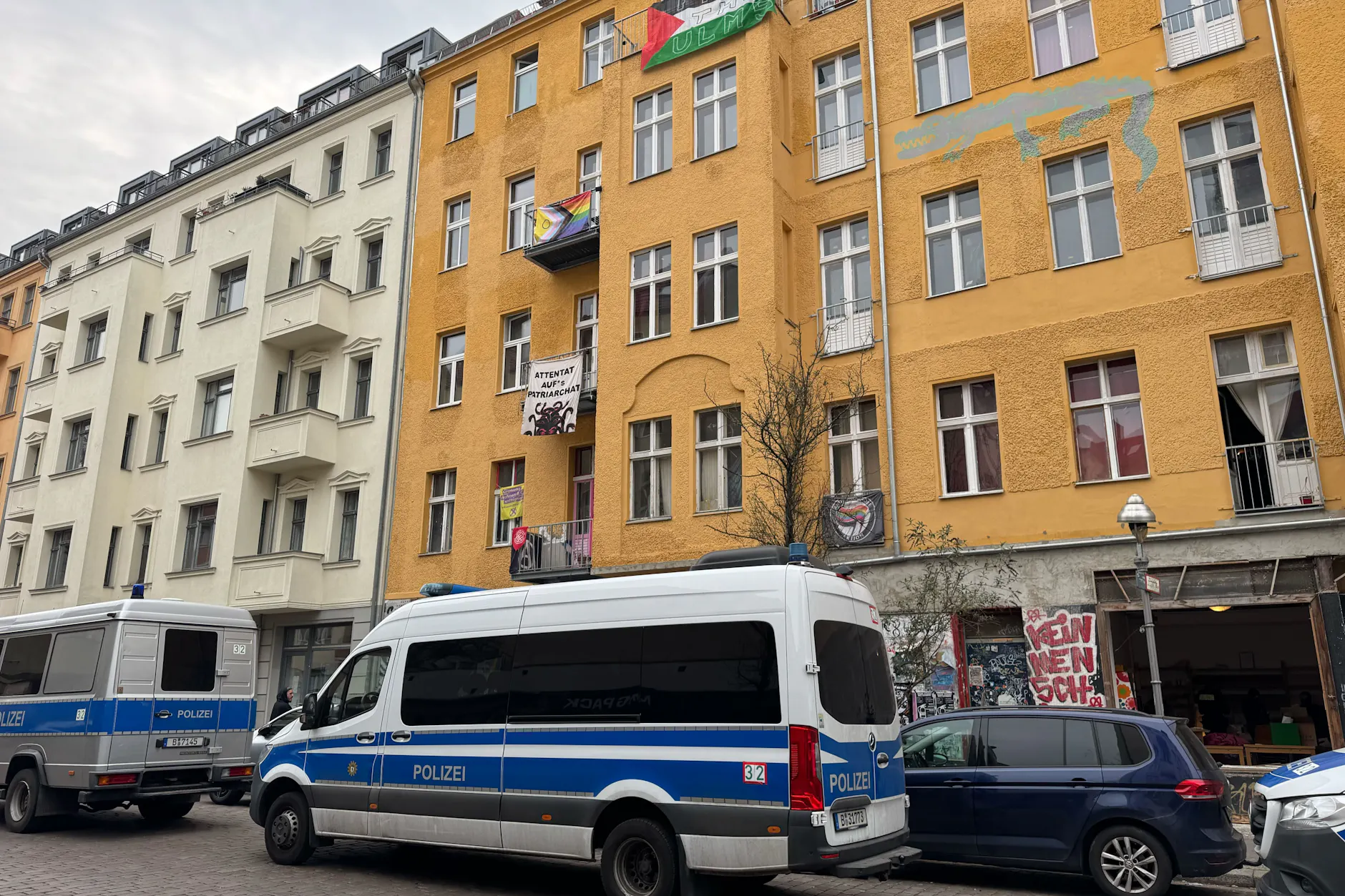 Polizei-Einsatz im Wedding. Ein halbes Jahr nach einem Brandanschlag auf die Stromversorgung des Berliner Technologieparks Adlershof hat die Polizei eine Razzia gegen Verdächtige gestartet.