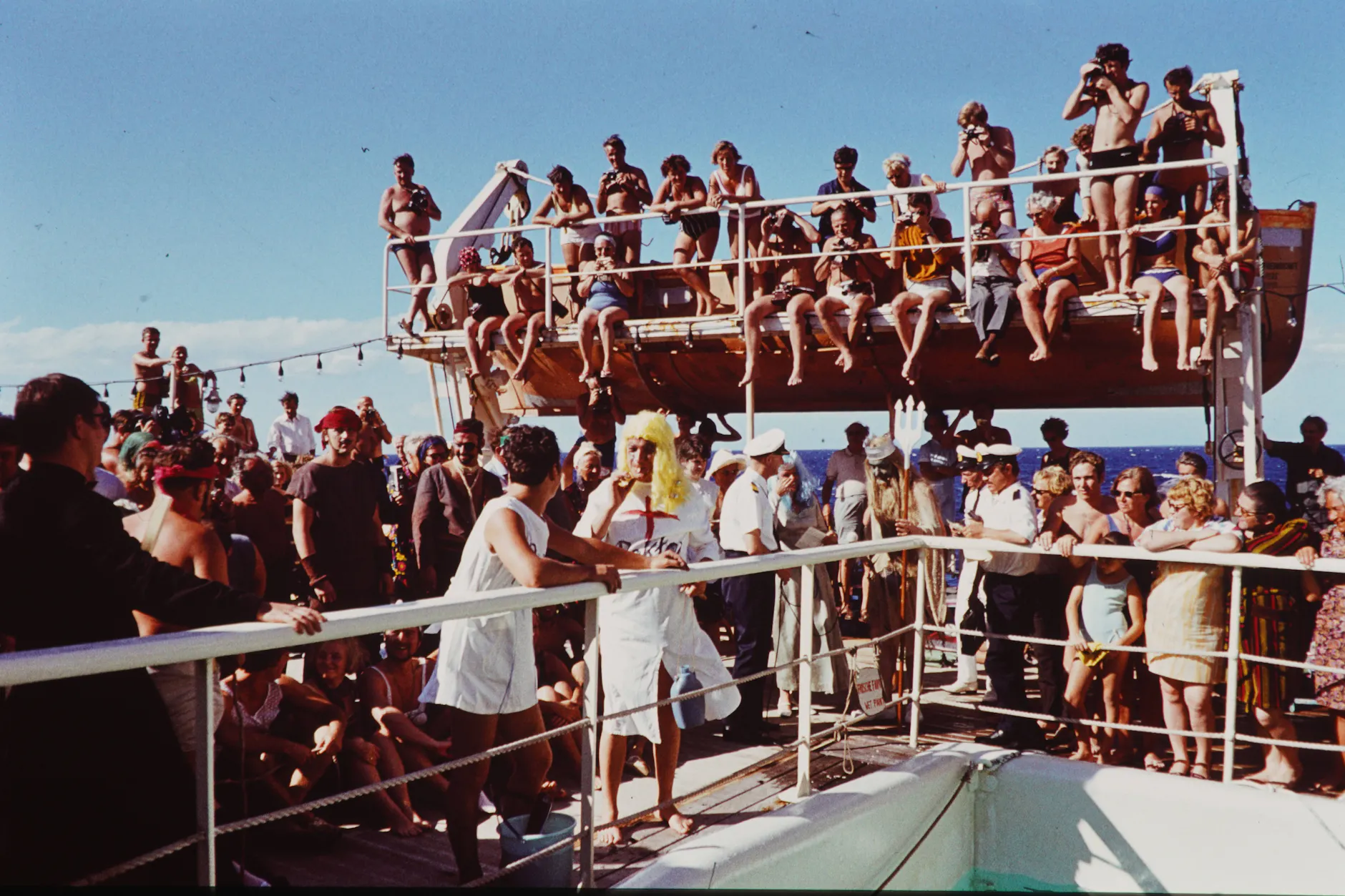 Die „Völkerfreundschaft“ ist bei den Menschen in der DDR sehr beliebt, weil sie damit das Land legal verlassen dürfen.