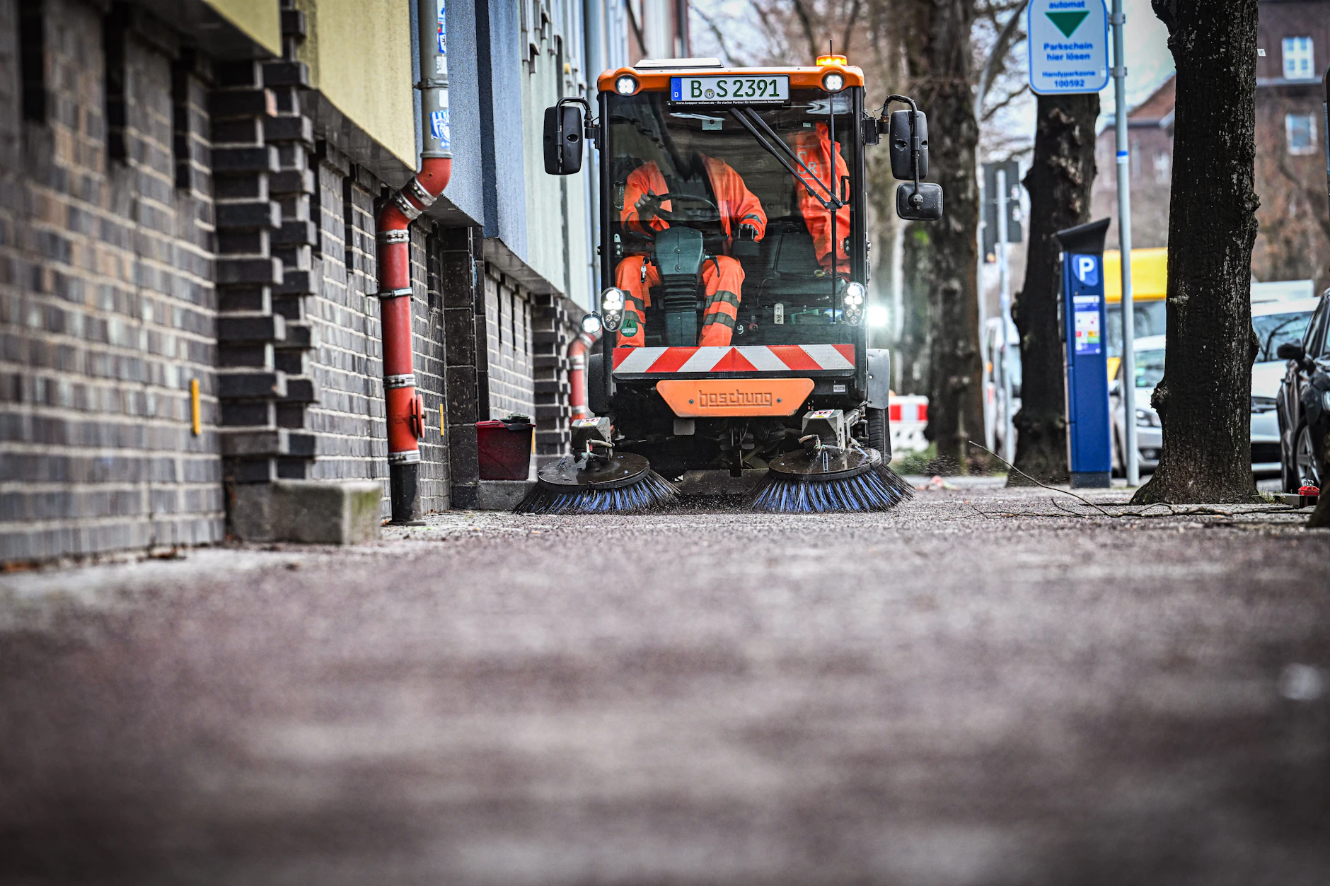 Azubis der BSR verdienen rund 1218 Euro brutto im ersten Lehrjahr.