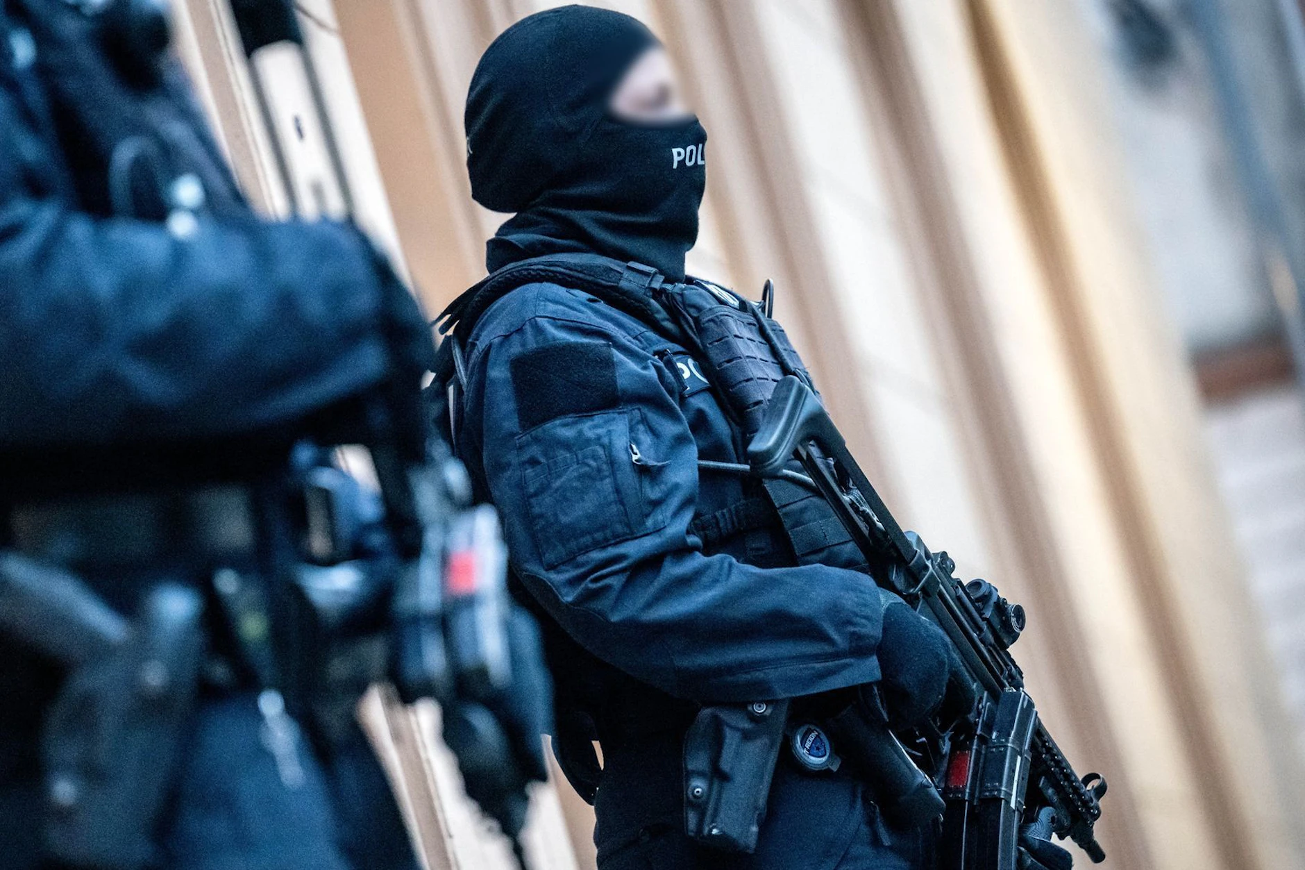 Schwer bewaffnete Polizisten sichern eine Einsatzstelle ab.