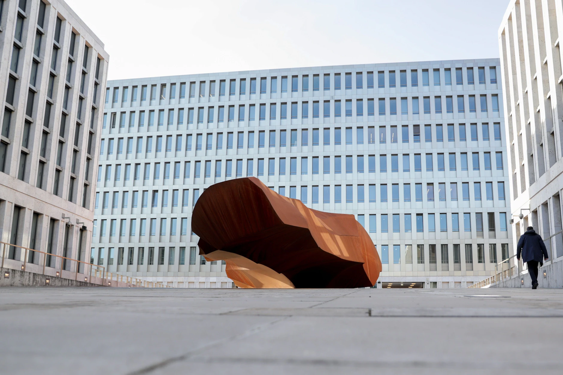 „Monolith“ des Künstlers Stefan Sous im Hof des Bundesnachrichtendienstes (BND).