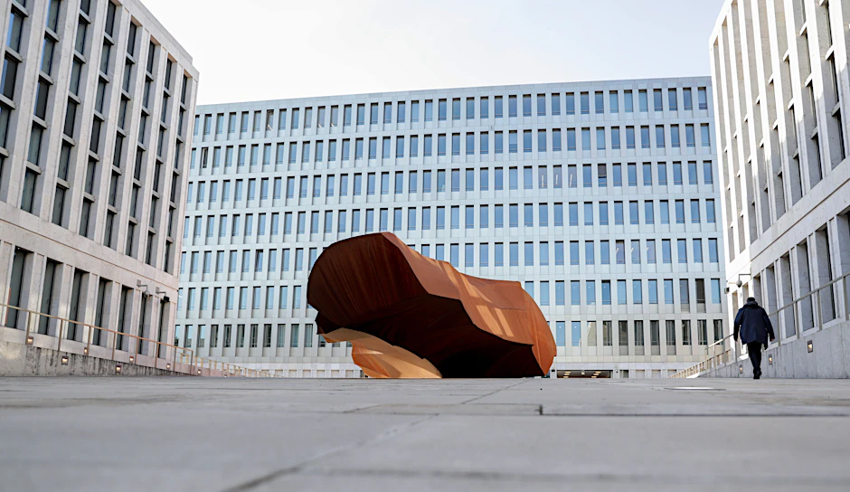 „Monolith“ des Künstlers Stefan Sous im Hof des Bundesnachrichtendienstes (BND).