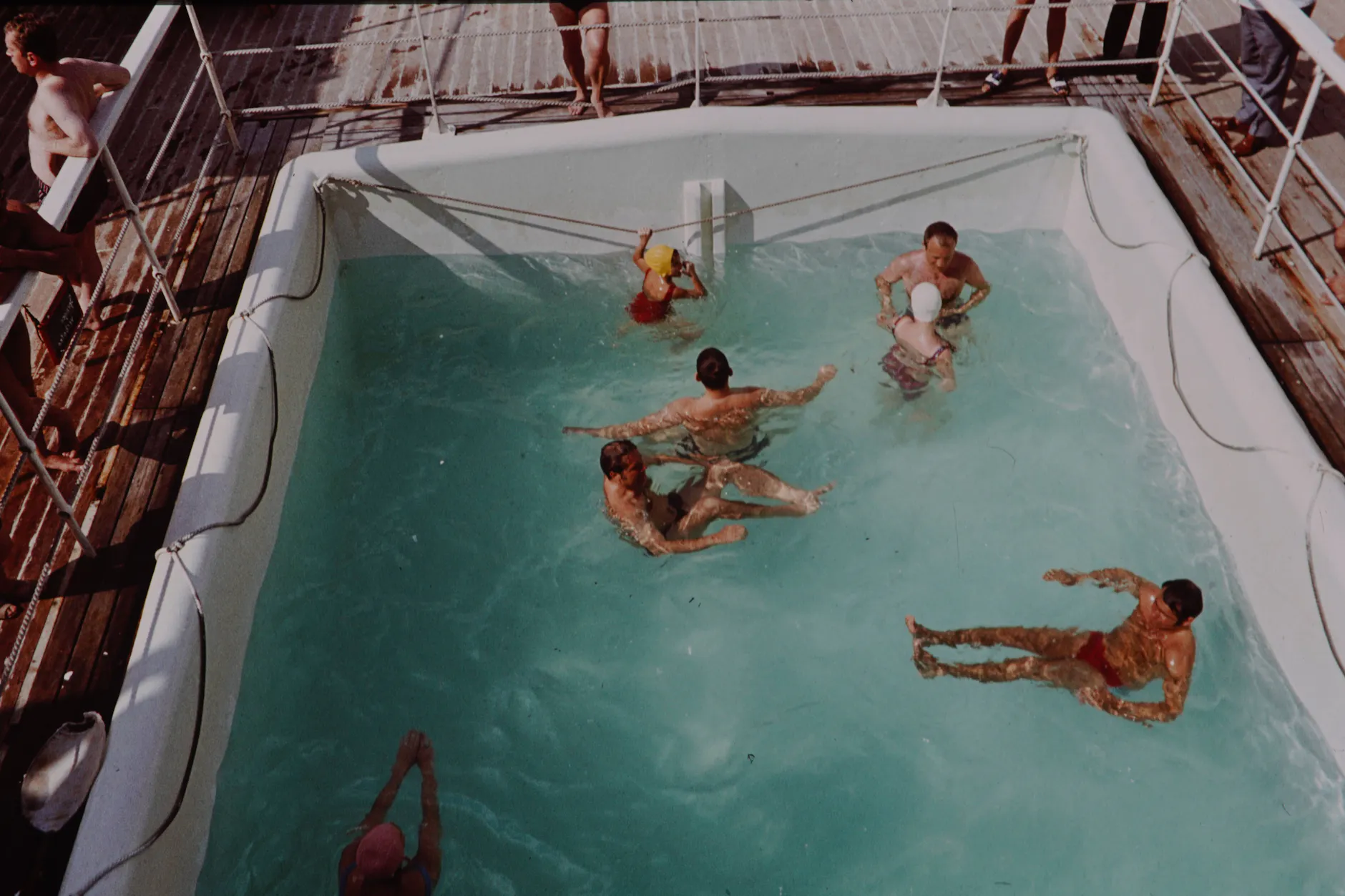 Nach dem Umbau durch die DDR können die Gäste auf dem Schiff in den Pool.