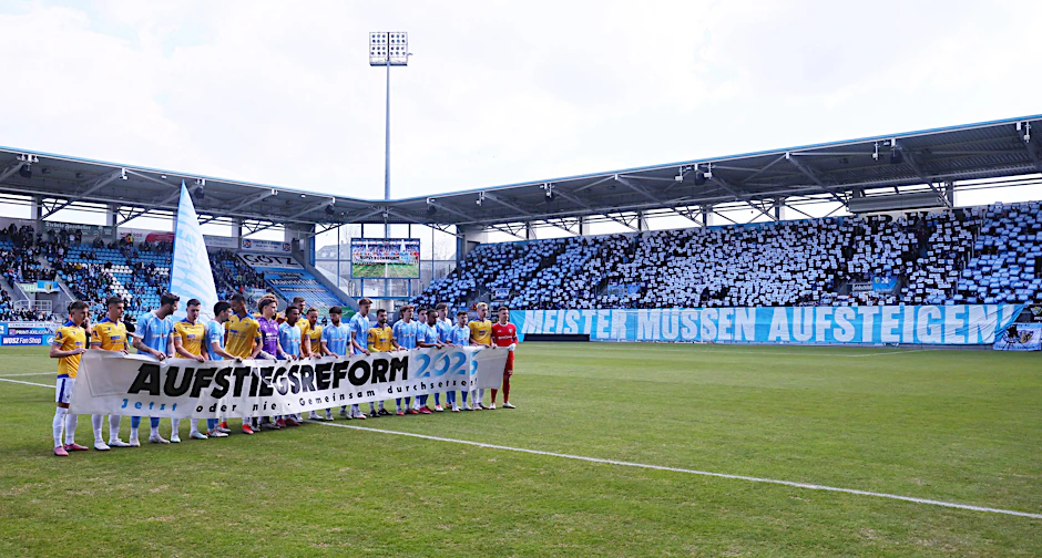 Klare Botschaft von Spielern und Fans: Deutlicher als im Regionalligaspiel des Chemnitzer FC gegen den FC Carl Zeiss Jena hätte Position der Fußball-Klubs aus dem Osten nicht gezeigt werden können.