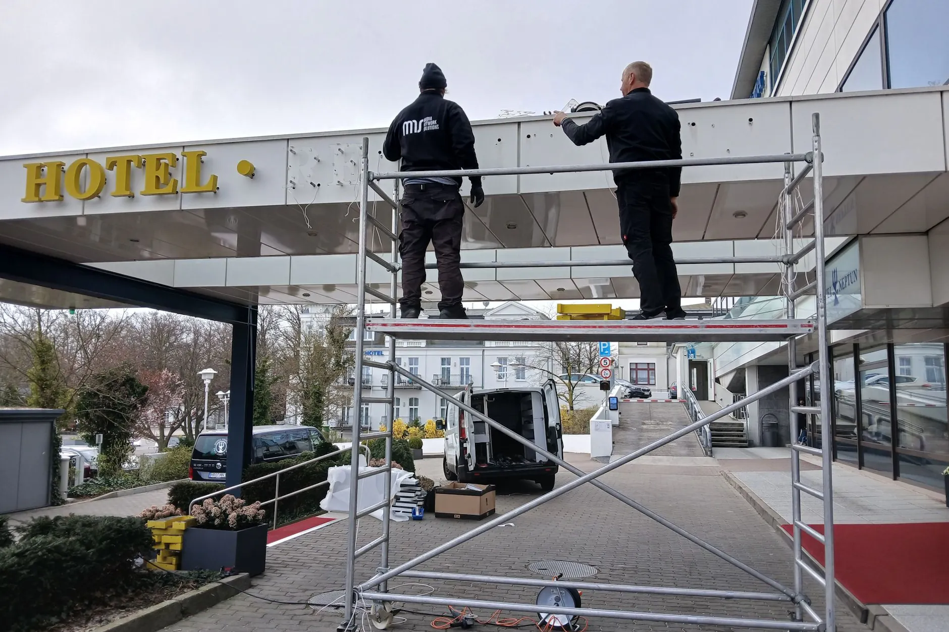 Die Buchstaben über dem eingang des Hotel Neptun wurden schon vor einiger Zeit abmontiert, aber im Hotel aufbewahrt. Nun werden sie zum Jubiläum des Hauses verlost.