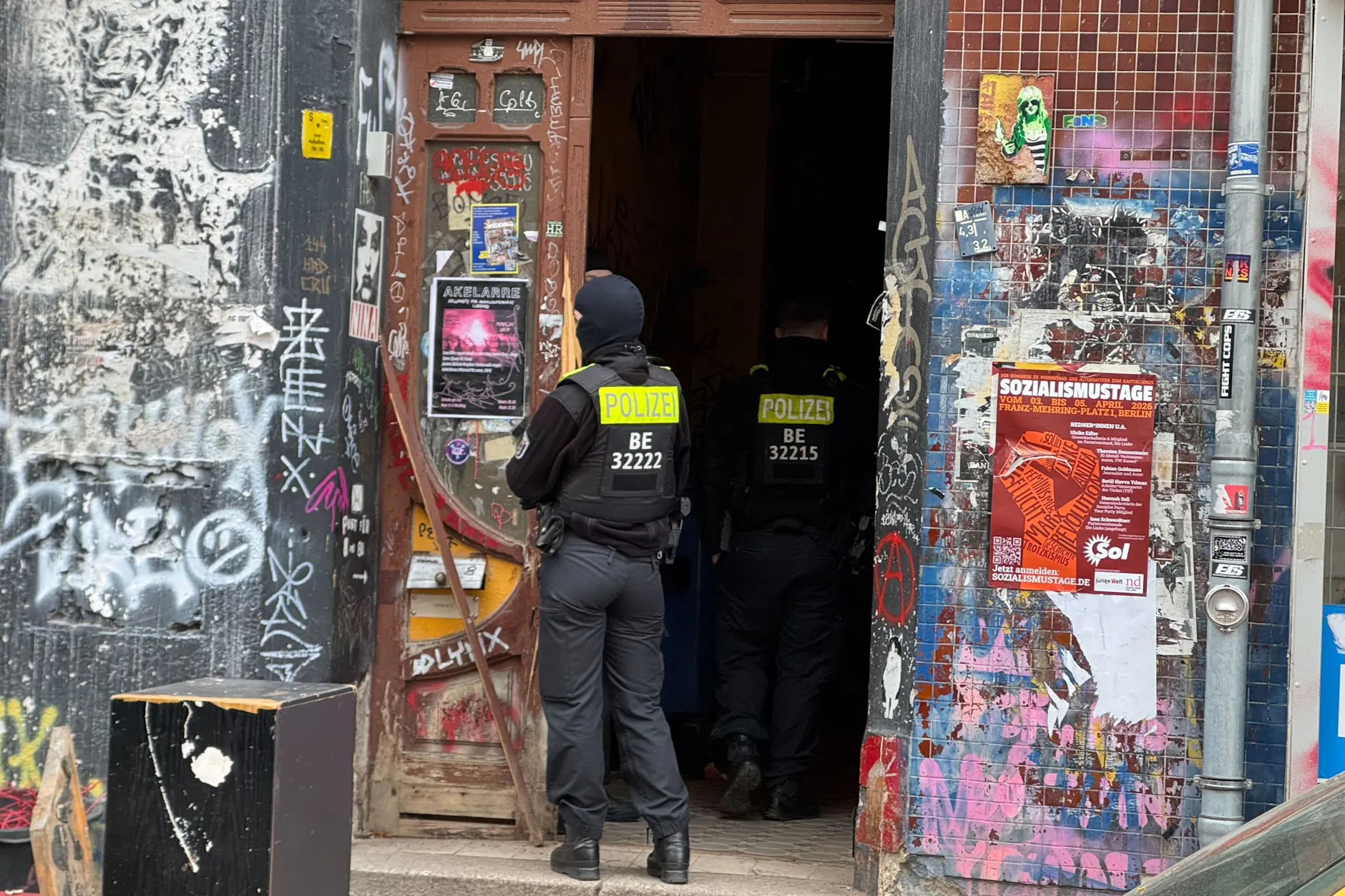 Auf der Jagd nach den Strom-Terroristen. Durchsuchung eines Gebäudes im Wedding.