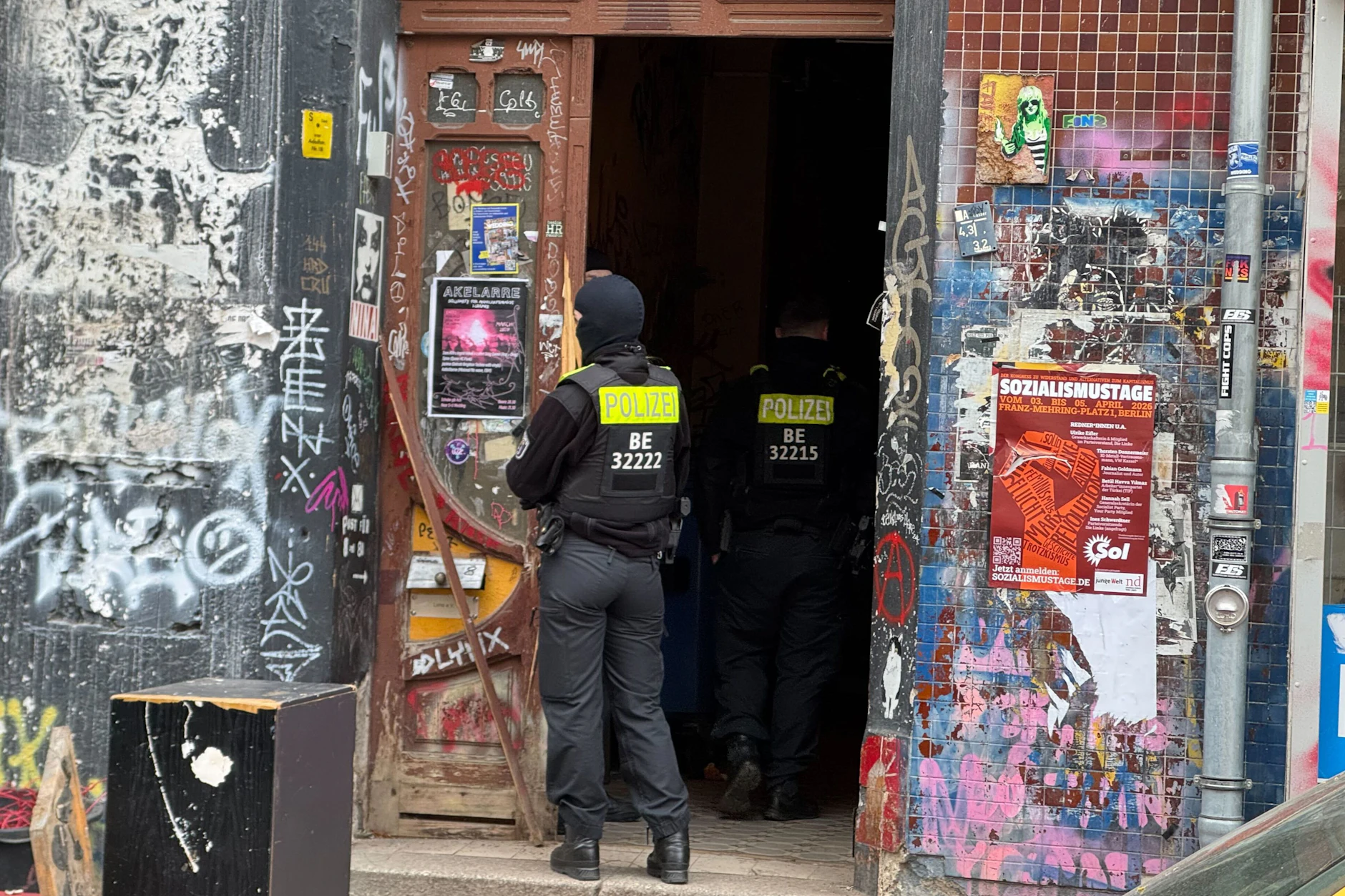 Auf der Jagd nach den Strom-Terroristen. Durchsuchung eines Gebäudes im Wedding.