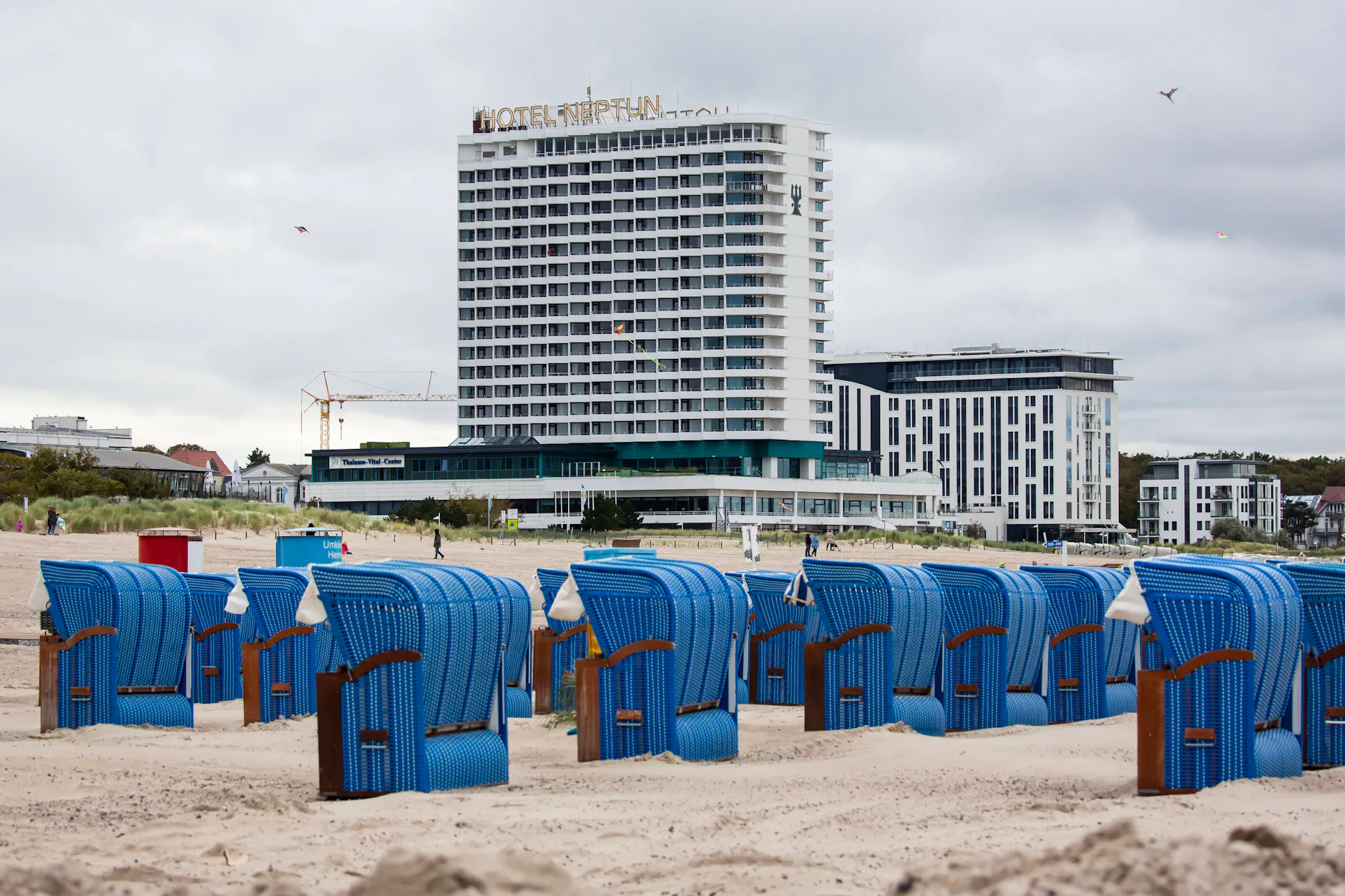 Das Hotel Neptun am Strand von Warnemünde wird dieses Jahr 55 Jahre alt. Zu dem Anlass werden die Buchstaben, die einst über dem Eingang des Hauses hingen, verlost.
