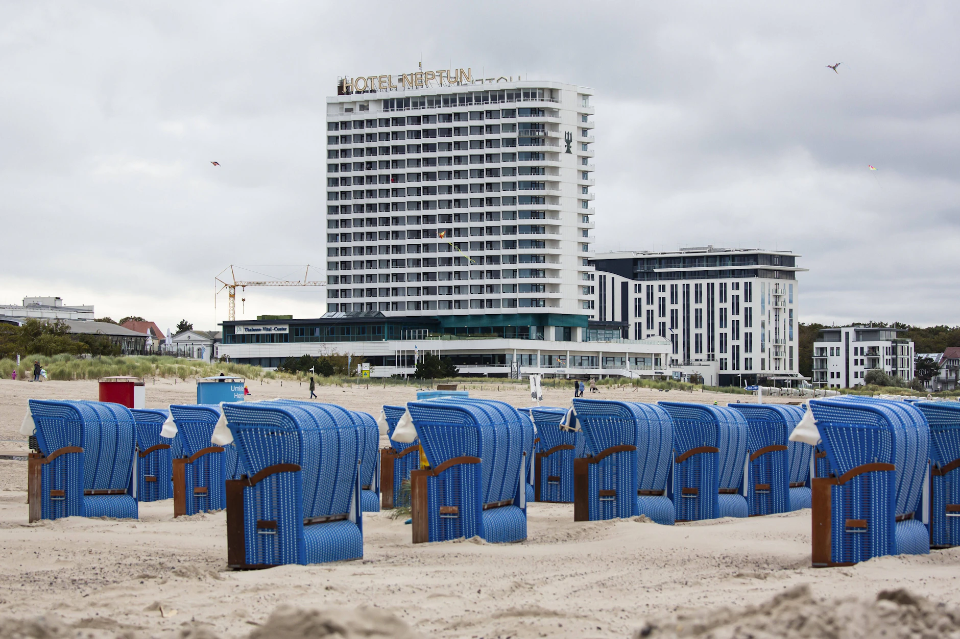 Das Hotel Neptun am Strand von Warnemünde wird dieses Jahr 55 Jahre alt. Zu dem Anlass werden die Buchstaben, die einst über dem Eingang des Hauses hingen, verlost.