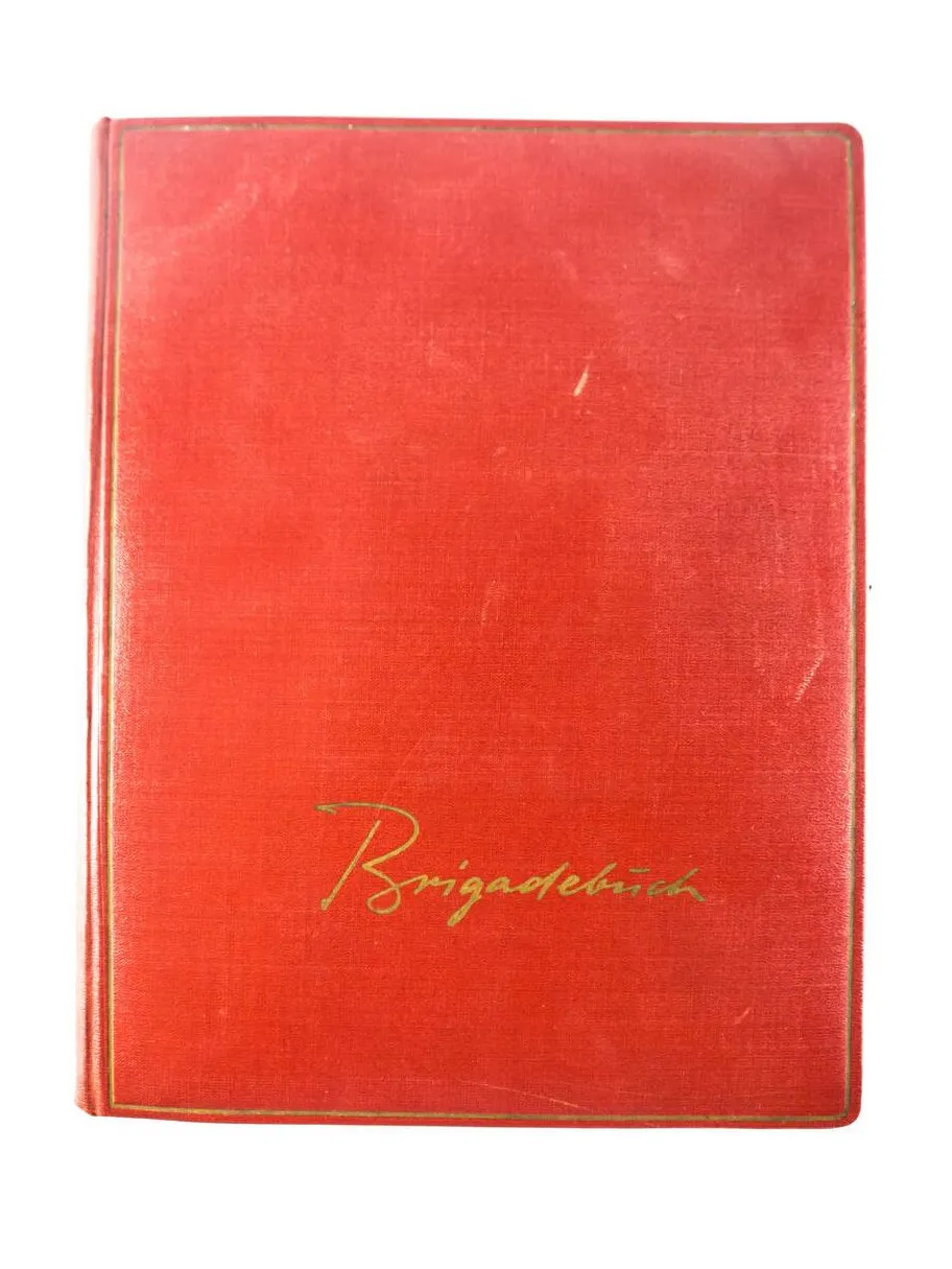 So sahen die Brigadetagebücher meistens aus: Der einband war Rot, darauf prangte in goldener Schrift der Titel. Für die Gestaltung gab es Vorgaben, deren Einhaltung auch geprüft wurde.