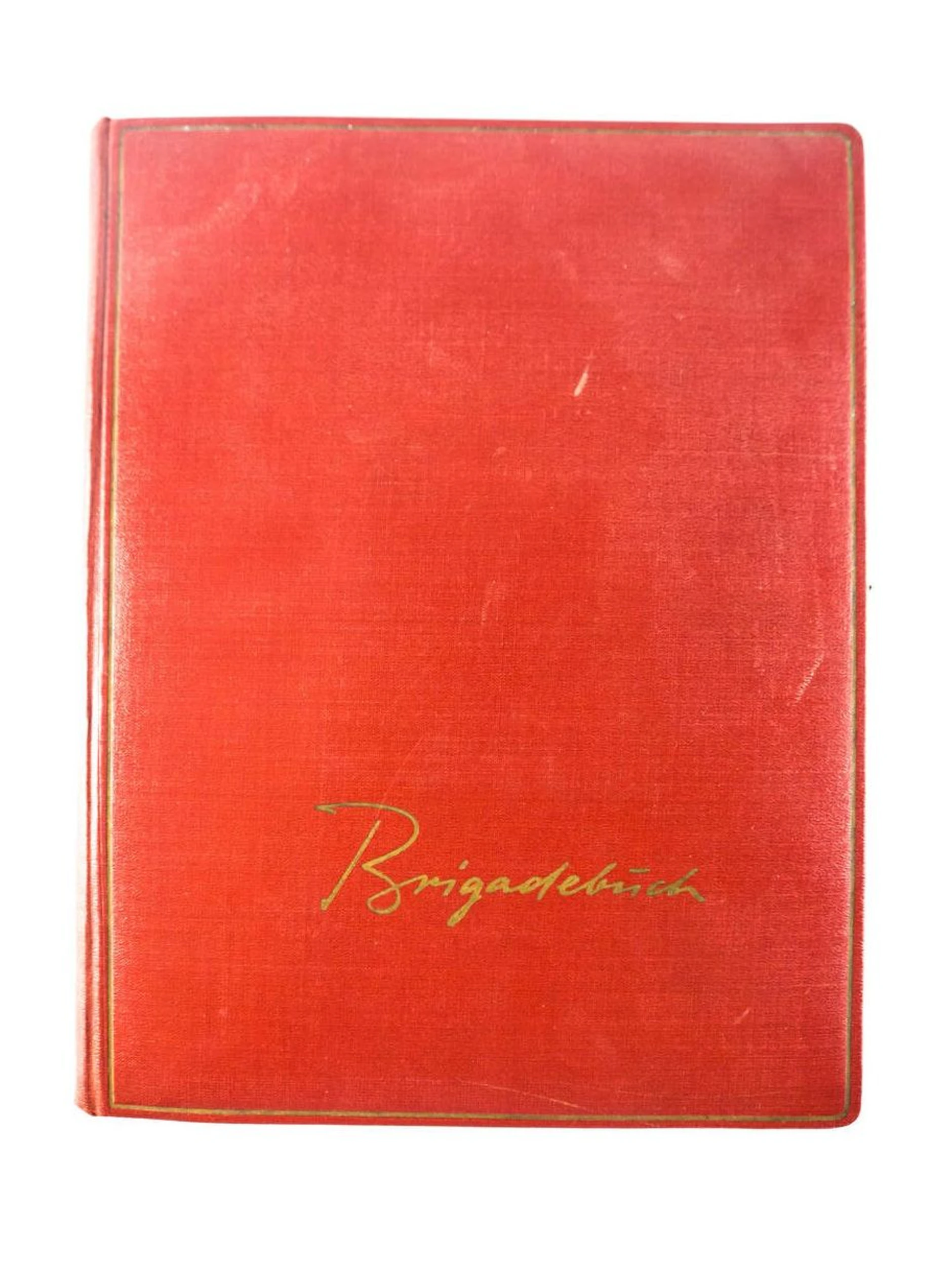 So sahen die Brigadetagebücher meistens aus: Der einband war Rot, darauf prangte in goldener Schrift der Titel. Für die Gestaltung gab es Vorgaben, deren Einhaltung auch geprüft wurde.