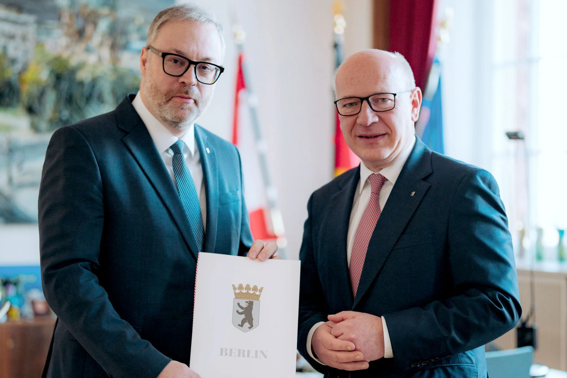 Berlins Regierender Bürgermeister Kai Wegner (r.) überreicht dem neuen Staatssekretär für Digitalisierung und Chief Digital Officer, Matthias Hundt, seine Ernennungsurkunde.