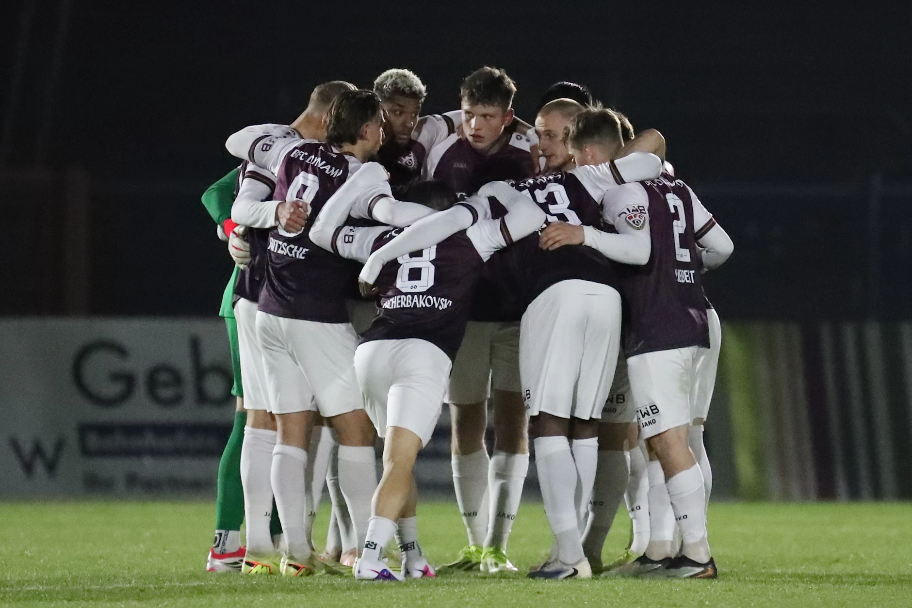 Die Dynamos motivieren sich im Spielerkreis.