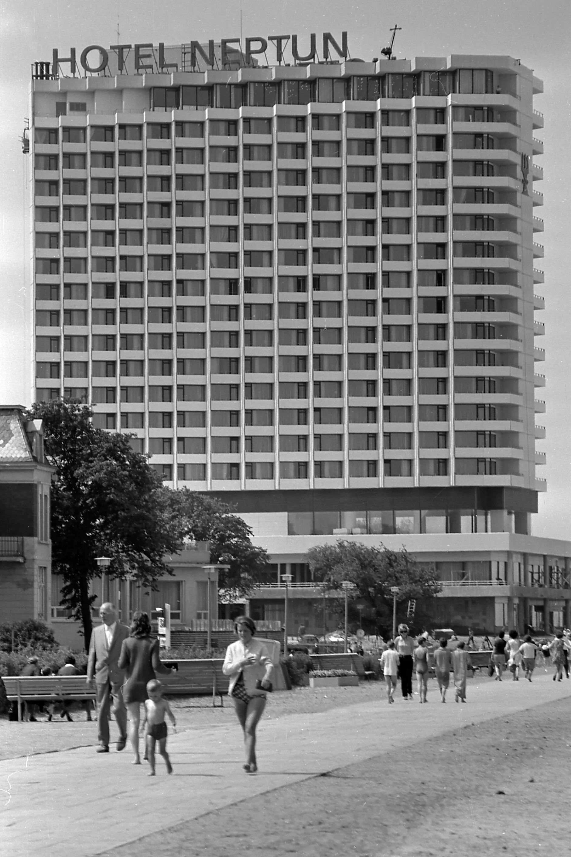 Schon in der DDR freuten sich viele über Urlaub im Hotel Neptun in Warnemünde. An die begehrten Plätze kam aber nicht jeder ran.