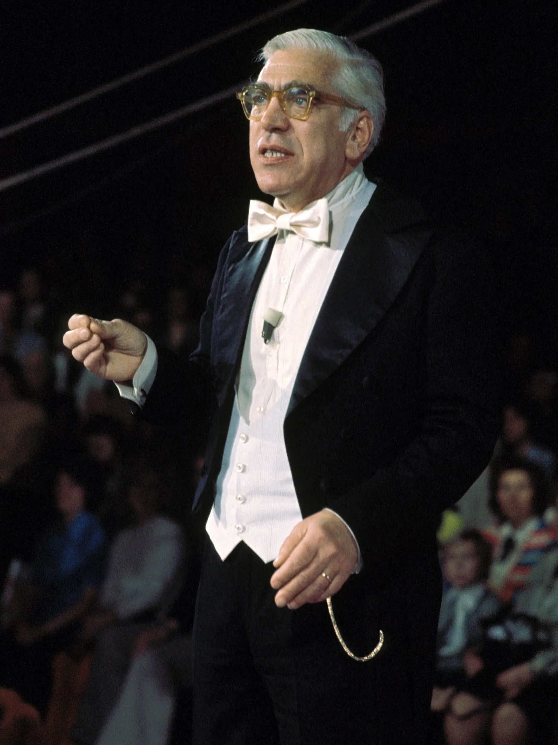 Willi Schwabe gehörte zu den großen Stars der DDR-Unterhaltung. Er moderierte die Sendung „Willi Schwabes Rumpelkammer“, stand als Conferencier aber auch bei vielen anderen Shows auf der Bühne.